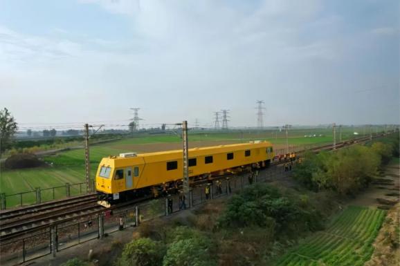 換軌車快速施工，展現(xiàn)新鐵路速度
