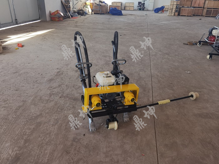 ND-4.2×2型內(nèi)燃軟軸高頻搗固機(jī)